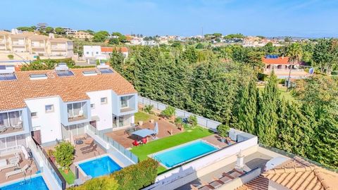 T3+1 Modern villa with view to the sea, individual swimming pool, lovely garden and closed garage for 2 cars. The property is inserted in the small condominium 