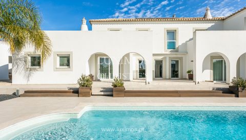 Diese außergewöhnliche Villa mit 6 Schlafzimmern befindet sich in einem Wohngebiet von Portimão an der Algarve und verbindet auf perfekte Weise traditionelle Architektur im mediterranen Stil mit modernem Design und viel natürlichem Licht . Die zweige...