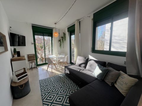 Piso con mucho encanto y lleno de luz natural en el centro e Barcelona. En una finca moderna del 2004 con ascensor. Encontramos esta propiedad en una tercera planta. Dispone de 56m2 perfectamente distribuidos en salon comedor, con cocina americana, u...