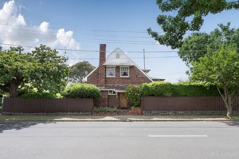 This charming 1920s shingle tile, attic-style residence retains many of its original features and is ideally positioned on an expansive block, offering great potential for a large contemporary extension or further subdivision. The property is surroun...