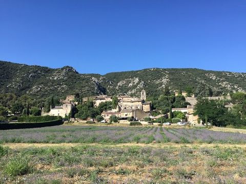 MAUBEC In the old hilltop village which dates back to the 13th century. In the heart of the Luberon Regional Natural Park, UNESCO Global Geopark, Unesco biosphere. A 3-room apartment located on the ground floor of a two-storey house. Its living area ...