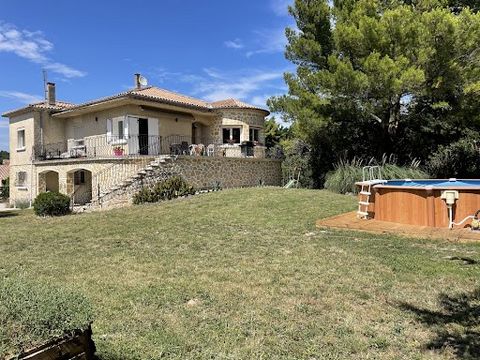 Provence, Vaucluse, the Lord and Sons agency offers for sale this house of approximately 190 m2, on the edge of the village, on a pretty plot of 1400 m2. The house is composed as follows: On the ground floor, a independent entrance which opens onto a...