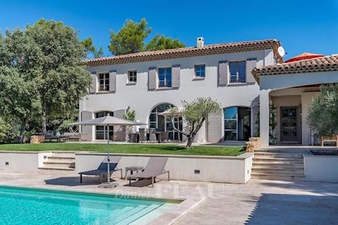 Five minutes from Aix en Provence, this superb 300 sqm “bastide” with a self-contained 25 sqm studio apartment is set in 4000 sqm of peaceful grounds in an elevated setting benefiting from no facing neighbours. South-facing and benefiting from wide t...