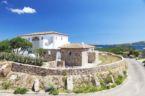 Ihr Traumhaus in der Gallura Exklusives mediterranes Wohnen mit privatem Garten und Anpassungsoptionen   Die Lage Eingebettet im Herzen der Costa Smeralda, ist dieses atemberaubende Anwesen Teil einer exklusiven Wohnanlage in Cannigione, Sardinien. U...