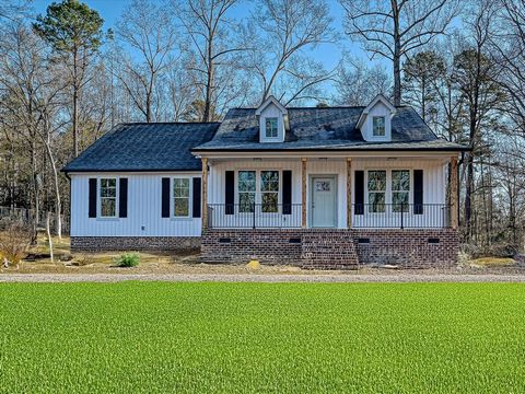 Cute as can be new construction home located in a beautifully established neighborhood down Twin Lakes Road in Rock Hill!! Sitting on approx. 1/2 acre, this homes boasts an expansive front yard and a private, wooded backyard. Too many features to lis...