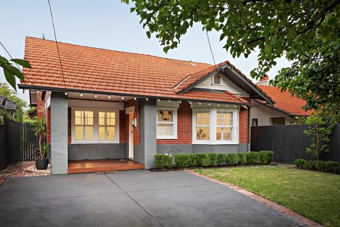 Briljant gerenoveerd en uitgebreid met uitzonderlijke flair en aandacht voor detail, deze prachtige massieve bakstenen woning uit 1920 is een verbluffende, zonovergoten viering van designstijl, luxe afwerkingen en moeiteloze gezinsfunctionaliteit. Ei...