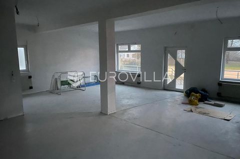 Sesvetski Kraljevec, Dugoselska street, ground-floor office space of 140 m2, currently unfurnished. It consists of a large open space, two closed rooms and a toilet. The property is ideal for adapting the space as desired. Parking for several vehicle...