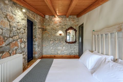 La villa à Lampini possède 5 chambre(s) et Capacité pour 10 personnes. Logement de 220 m² confortable et totalement équipé, avec vue sur la montagne et la piscine. La location se trouve à 700 m du restaurant 