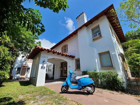 ¡Oportunidad lista para pala o cobrar el alquiler tal cual! Este multifamiliar legal de 7 unidades tiene 5 unidades en la estructura principal y 2 en la cabaña independiente. Casa principal: 3 estudios (2 con patio y 1 con balcón); Dos unidades de 2 ...