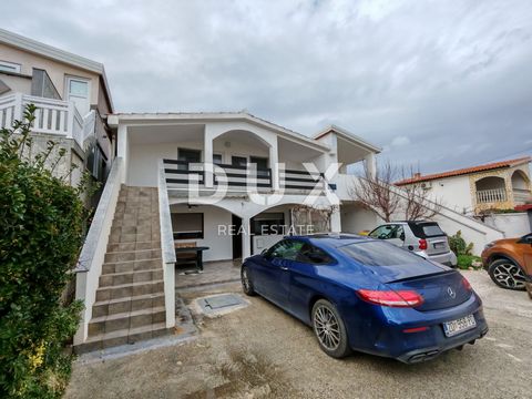 ZADAR, VIR - Huis met maar liefst 5 appartementen! 3 minuten lopen van twee stranden! Een vrijstaand huis te koop, perfect voor toerisme, gelegen op slechts 190 meter van de zee op het prachtige eiland Vir. Dit buitengewone pand biedt vijf appartemen...