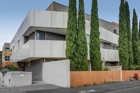 Erhöht und lichtdurchflutet, bietet diese abschließbare Wohnung im Herzen von Richmond einen Lebensstil der Bequemlichkeit und des pflegeleichten Luxus. Genießen Sie die Beute dieses blühenden Ortes am Rande der Stadt mit der lebhaften Bridge Road un...