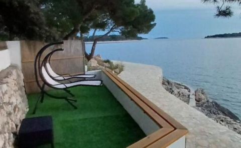 Superbe immeuble d'appartements dans un emplacement privilégié en bord de mer à Primošten, véritable 1ère ligne de mer ! Cette luxueuse villa bénéficie d'un emplacement vraiment unique, située à quelques pas de la mer et offrant une vue imprenable su...