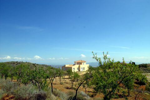 Esta villa casi terminada en Bedar es una gran oportunidad para un comprador inventivo. Los cambios en las leyes españolas lo hacen casi imposible edificar una gran parcela rustica. Esta villa es una alternativa interesante y rentable. Esta construid...