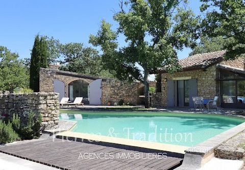 Sur la commune de St Martin de Castillon, village perché du Luberon, authentique bergerie en pierre entièrement rénovée sur près près de 1,4 Ha avec grande piscine. A cela s'ajoutent une maison d'amis ainsi qu'une chambre indépendante pouvant être de...