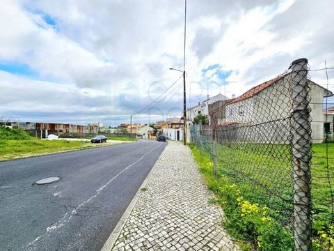 Terrain de 276,45m2 pour la construction d'une maison dans le quartier de São José, à Camarate, Loures. Emplacement calme des bâtiments traditionnels, inséré dans une zone d'améliorations urbaines, à Camarate. Ce terrain a un accès direct à 2 rues : ...