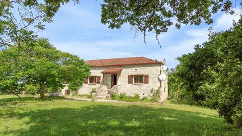 Charming stone house 87 m2 of living space with its garden of 6491m2, a stone guest house with 1 bedroom, a barn, very beautiful open view. Entrance through a bolete to a living room of about 44.5 m2 with wood stove and many old features, a separate ...