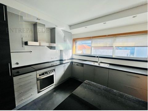 Excellent 3 bedroom duplex flat for sale in the centre of Espinho - Aveiro - Portugal If you are looking for a flat right in the centre of Espinho, with good areas and a garage, we have the best solution for you. The flat consists of: Modern kitchen ...