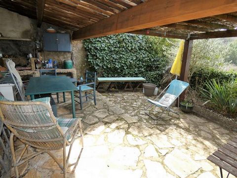 ESPARRON proche de Rians et de Cadarache, 20 mn de St Maximin. En plein coeur du Village, Proprietes-Privees.com vous présente cette maison de village T3 traversante qui comprend un séjour cuisine avec poêle à bois, 2 chambres, wc, salle d'eau, doubl...