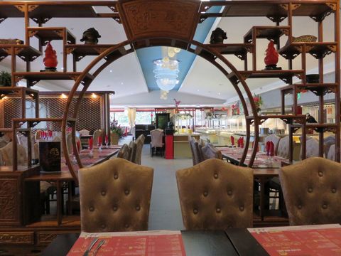 Je vous présente un magnifique restaurant idéalement situé, offrant une expérience culinaire exceptionnelle dans un espace spacieux de 800 m². Caractéristiques principales : Capacité : 240 places Superficie : Environ 800 m² Équipe : 6 salariés qualif...