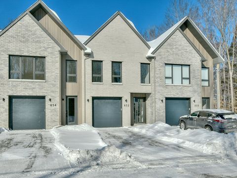 Maison moderne et intime, sans voisin à l'arrière ! Cette propriété, décorée par une designer, offre une cuisine raffinée avec armoires jusqu'au plafond, comptoir en quartz, évier double sous plan, ligne d'eau pour le frigo et poubelle intégrée. L'es...