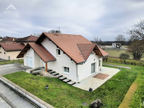 A VISITER RAPIDEMENT L'agence ADN Immo vous propose en exclusivité cette très jolie maison individuelle de 140 m2 (125 m2 habitable) sur la commune de Saint Genis Pouilly. Construite sur une parcelle de 830 m2, elle comprend un vaste espace de vie lu...