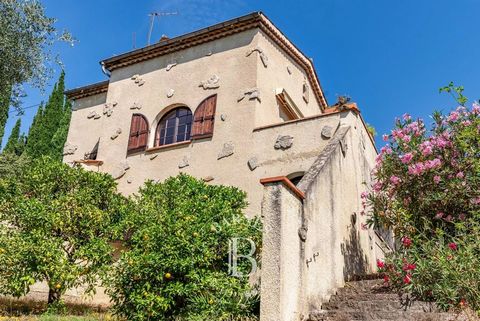 PREISSENKUNG - Eingebettet in eine grüne Umgebung, nur wenige Schritte vom charmanten Dorf Spéracèdes entfernt, bietet dieses 150 m² große, renovierungsbedürftige Haus Meerblick. Auf einem sanft terrassierten Grundstück von ca. 1600m² gelegen, hat di...