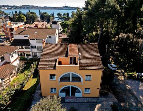 Situé dans une banlieue chic de Rovinj, cet immeuble est disponible à la vente à seulement 200 mètres de la mer. Construite à l'origine en 1987, la propriété a subi d'importantes améliorations en 2016, notamment la rénovation de la façade avec du plâ...