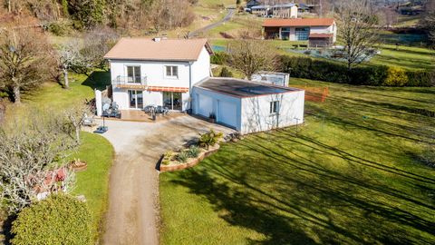 Découvrez en exclusivité cette charmante maison située à Naucelles, idéal pour une famille. Construite en 1972 sur une parcelle de plus de 2400m2 à la campagne, avec un petit ruisseau au fond du jardin, pour profiter de la nature et cela à seulement ...