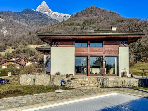 Exceptional detached house with swimming pool with superb open mountain views. In the commune of Passy, very close to the centre of Sallanches, detached house in a quiet residential area benefiting on the garden level: entrance hall, an impressive va...