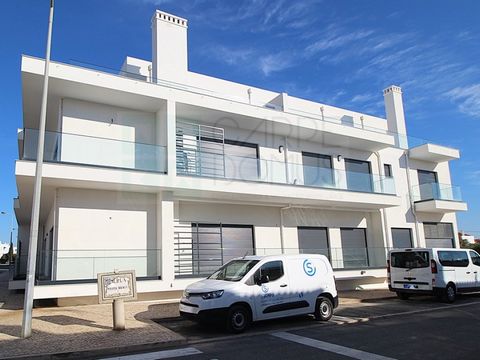 Descubra este moderno apartamento de 2 dormitorios, ubicado en la planta baja de un condominio de alta gama en Cabanas de Tavira, disponible por 350.000 €. Terminada en septiembre de 2024, esta propiedad se encuentra a tan solo 150 metros del muelle ...