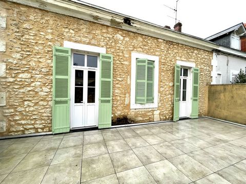 Cette maison de ville mitoyenne, d'environ 250 m2, se situe dans une rue calme du centre-ville de Périgueux. A l'extérieur, il y a une terrasse au rez-de-chaussée avec une piscine 4x8m et son abri amovible, et une seconde terrasse au premier étage. A...