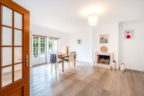 Bem-vindo a este deslumbrante apartamento na Rua Pinhal da Carrasqueira de Cima, 6, Ericeira. Este belo lar, com muita luz natural, oferece um design moderno com materiais de alta qualidade, proporcionando tanto conforto quanto estilo. A ampla sala d...