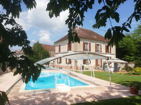 Laurent et Danielle Paparella du réseau PROPRIÉTÉS PRIVÉES vous présentent ce bien de 186 m2 avec piscine couverte et chauffée sur un terrain de plus de 1200 m2 en plein centre ville de JOUY LE CHATEL. Au prix de 458 000 euros Ce bien se compose come...