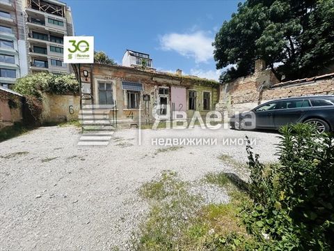 Maison individuelle d’une surface bâtie de 150 m². Pour une rénovation majeure avec un terrain attenant de 365 m². dans le centre idéal de la ville de Sofia. Varna. Proche de la municipalité, du musée archéologique, de l’église St. Petka, à distance ...