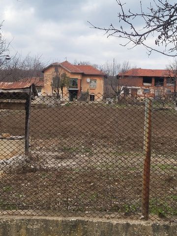 Zweistöckiges Haus in einem gepflegten, sonnigen Hof mit Südhang und einem atemberaubenden malerischen Panorama. Das Anwesen liegt an einer asphaltierten Straße an einem ruhigen Ort im zentralen Teil des Dorfes und eignet sich sowohl für ein Einfamil...