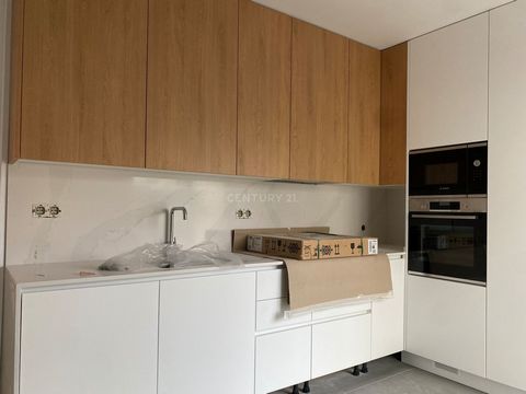 Building with 4 apartments T2 typology. Values between 285.000 and 340.000. Description of the building: R/c: Garage with two parking spaces for each fraction, access to patio with 65m2 located at the rear of the building. 1st Floor: 1º Esq.: Gross A...