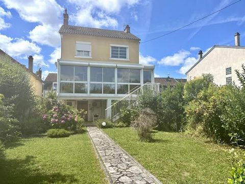 24 000 PERIGUEUX, dans un quartier calme je vous propose cette maison dans un environnement de vie agréable à proximité de toutes les commodités. Celle-ci se compose d'un grand salon/séjour, de quatre chambres agréables, et d'une véranda lumineuse qu...