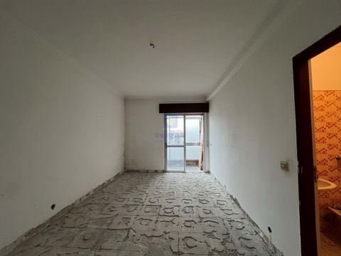 3 bedroom apartment in Reboleira for Refurbishment This spacious 3 bedroom apartment, located in Reboleira, is an excellent opportunity for refurbishment. The property has a suite with sunroom, two additional bedrooms (one of them also with sunroom),...