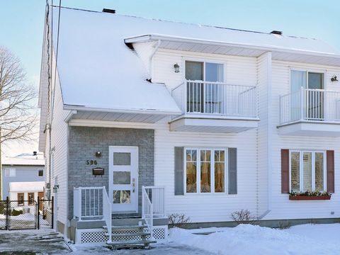 Superb semi-detached on two floors, located on a plot of 3,487 sq. ft. in a sought-after area! This home offers 2 bedrooms upstairs, with the possibility of adding a third bedroom in the basement. You will also find 2 full bathrooms and a powder room...