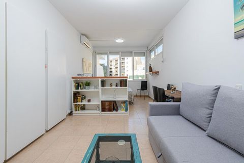 L'espace est lumineux et confortable, équipé de tout ce dont vous avez besoin pour passer un séjour parfait. La salle à manger dispose d'un canapé confortable, d'une télévision, de la climatisation et d'une table pour 4 personnes. Le lit double est s...