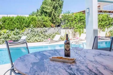 This property has 1 salt pool measuring 12.5 x 3.5 m with a depth ranging from 0.70 m to 1.85 m. Around the pool there is 1 shower, 1 mobile barbecue, so you can cook your best dishes while enjoying the company outdoors, and 8 sun loungers so you can...