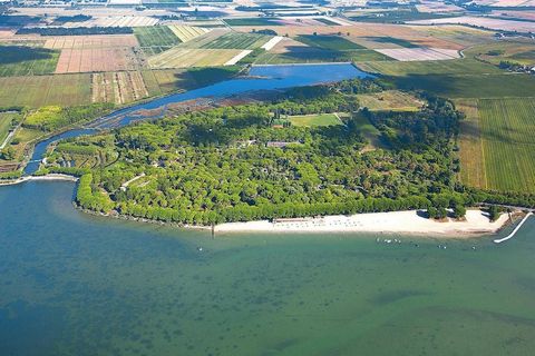 Ottima posizione: parcheggio per roulotte all'interno di un parco naturale di 50 ettari sulla laguna di Grado. Ogni casa mobile, arredata in modo pratico, dispone di un proprio posto auto. Grandi e piccini possono rinfrescarsi nella piscina di 300 me...