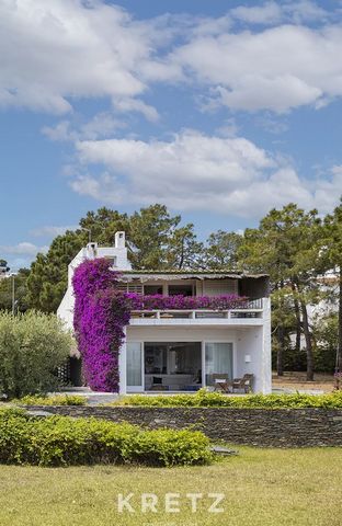 Em Llança, na Catalunha, na costa mediterrânica. 3 moradias desenhadas pelo arquitecto Franco Bombelli, jardim de cerca de 3000m2 construídos com campo de ténis e acesso privado à praia. Cada vivenda tem cerca de 212m2, no rés-do-chão, sala de estar,...