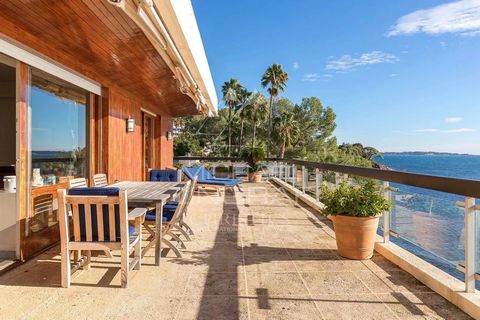 Situé dans la très prestigieuse ville de Cannes, cet appartement penthouse, pieds dans l'eau, offre une vue panoramique sur la mer Méditerranée. Situé au deuxième étage et dernier étage d'une résidence de standing avec gardien, il bénéficie d'une sur...