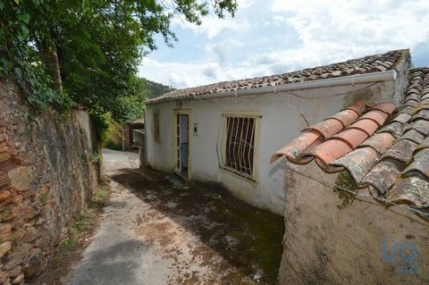 Moradia de tipologia T1 com 118 metros quadrados de área, localizada a poucos minutos da vila de Miranda do Corvo. A moradia é composta por rés-do-chão, cave e um pequeno anexo, ideal para expandir a construção existente, pois trata-se de espaço urba...