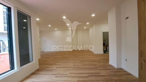 Shop converted into an apartment, with two bedrooms, 2 bathrooms, open plan living room, equipped kitchen, pantry, storage room, 1 private parking space outside the building.  Located in a quiet area of CANIÇO, with easy access to shopping areas, the...