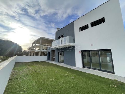 5-room house, with contemporary architecture, new, consisting of 2 floors, located in Lagoa de Albufeira, municipality of Sesimbra, located in a new urbanization, approximately 1.8km from the water. Composition of the house: Floor 0: Living room (30....