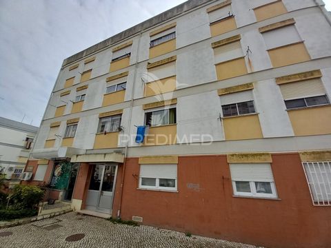 Apartamento de 2 assoalhadas localizado numa zona central de Miratejo, beneficiando da proximidade ao Lidl, Mercado Municipal e Centro Comercial, bem como de uma vasta oferta de serviços e transportes públicos. Atualmente em fase de remodelação, este...