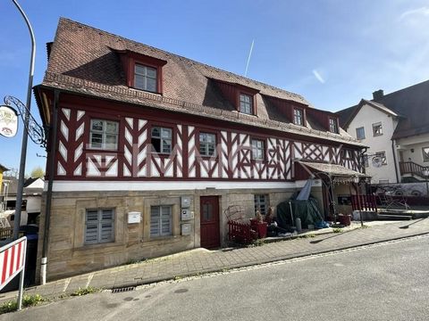 Ontdek een unieke investeringsmogelijkheid in de Kutscherstube, een historisch gebouw dat elegantie en winstpotentieel combineert. De woning presenteert zich met drie wooneenheden van verschillende grootte: een gezellig 1-kamerappartement op de began...