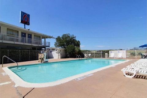 El Motel 6-Abilene, TX ofrece alojamiento en Abilene. Este hotel de 2 estrellas cuenta con terraza y habitaciones con aire acondicionado, conexión WiFi gratuita y baño privado. Los huéspedes pueden tomar una copa en el bar. Las habitaciones del hotel...